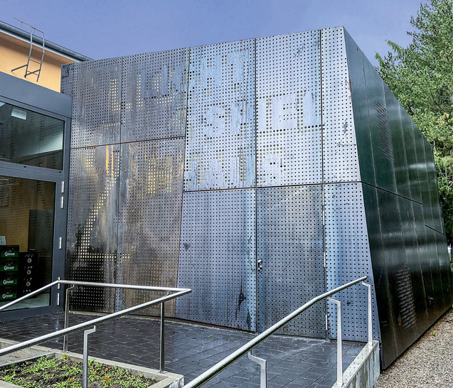 Projekt 1:  Tagsüber ist das gelochte Schriftbild kaum zu sehen – nachts ist es hinterleuchtet