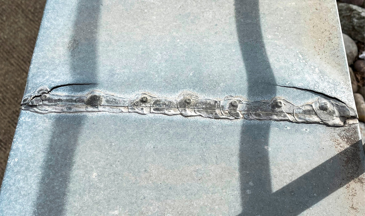 Typisches Schadensbild an einer Mauerabdeckung, bei der die temperaturbedingte Längenänderung nicht beachtet wurde