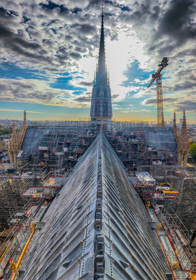 Ungewöhnlich: der Blick über die ­Baustelle von Notre-Dame auf Paris