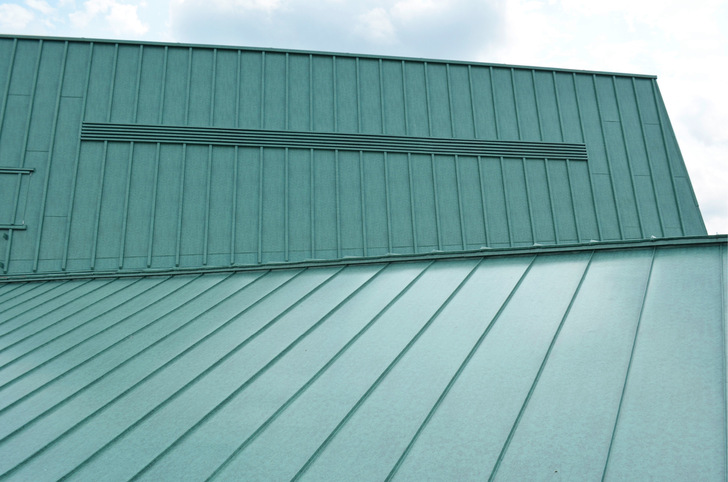 Großflächiger Lüftungsdurchbruch für Klimaanlagen und andere Haustechnikelemente