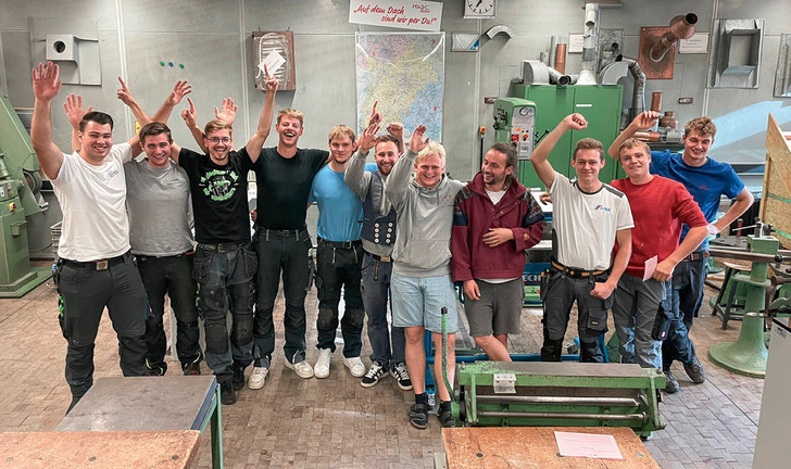Hurra wir sind Klempner: Prüflinge feiern ihren Erfolg