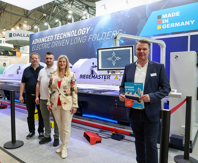 Betina Wirth mit Ihrem Biegemaster-Messeteam auf der Blechexpo