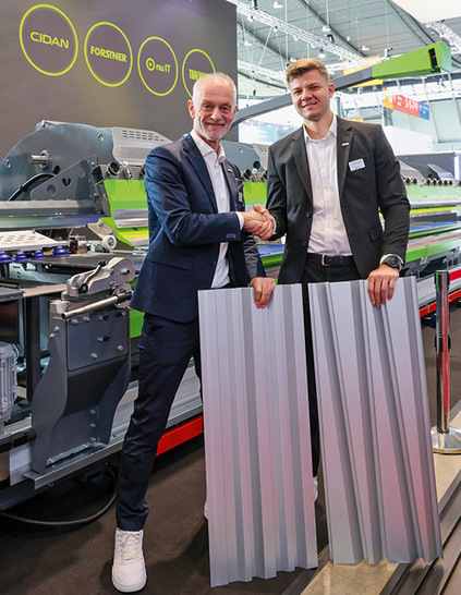 Am Cidan-Messestand begrüßt Thalmann-Experte Marco ­Capello seinen Nachfolger Lukas Toplitsch