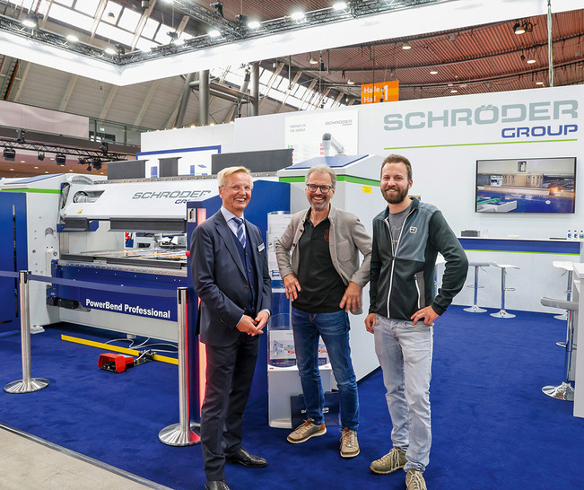 Franz Schröder und Klaus sowie Manuel Tschann im Kundengespräch