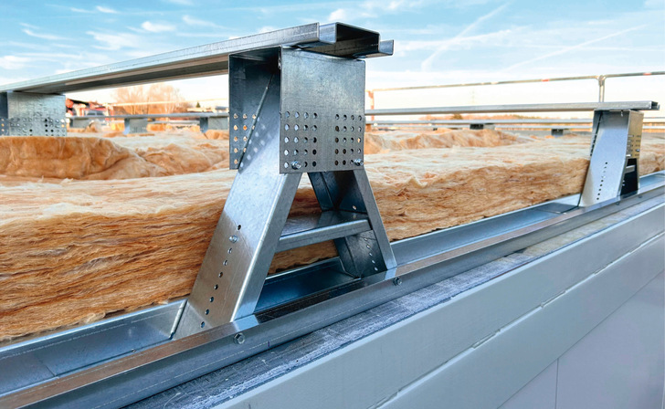 Die verstellbaren Distanzschuhe und Tragpfettenprofile bilden eine stabile Basis für die Zambelli-Rib-Roof-Metalldacheindeckung