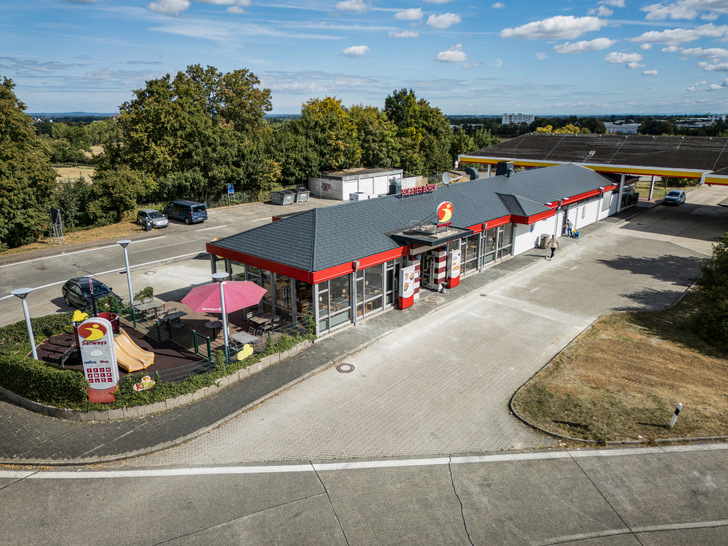 Blick auf die Raststätte Soester Börde und das neue Aluminiumdach