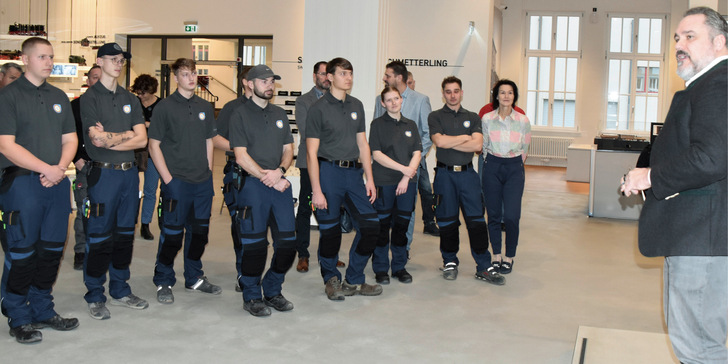 Die acht Finalisten, Landrätin Peggy Greiser und ZVSHK-Hauptgeschäftsführer Daniel Föst