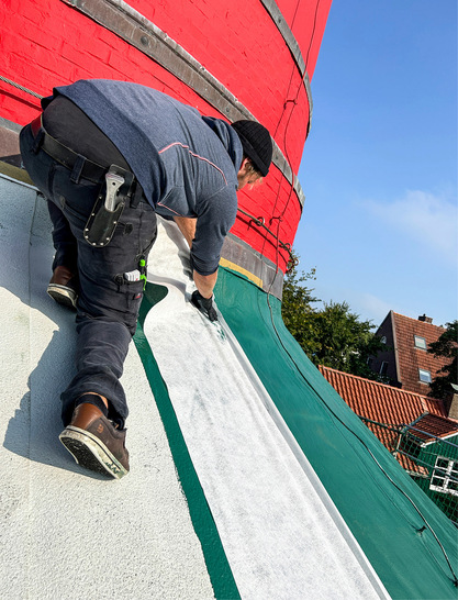 In Kegelform zugeschnittene Vliesbahnen wurden in die Einbettmasse aus Flüssigkunststoff eingelassen