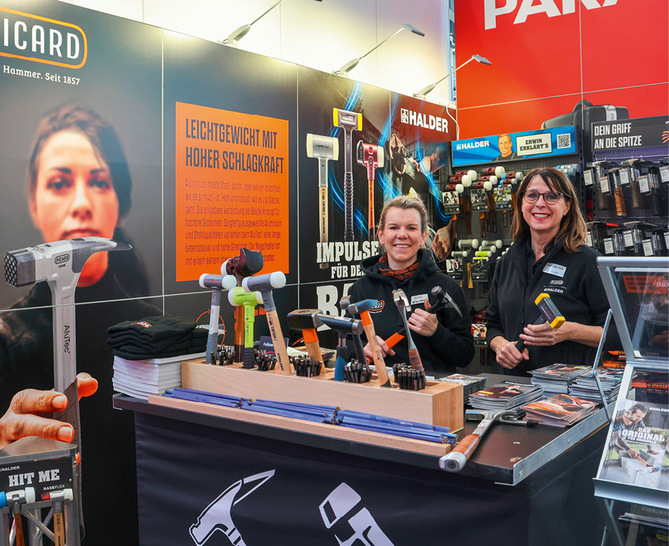 Antonia Leßmann und Edith Zagst am Messestand von Picard