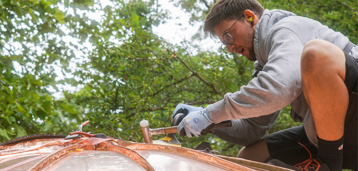 Endspurt: Alexander Künstle schließt die letzten Stehfalze