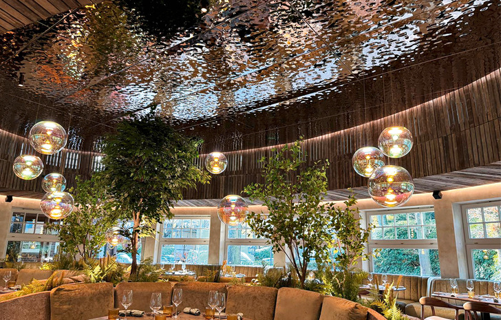 Die exklusive Decke aus Edelstahl erzeugt eine faszinierende Raumwirkung