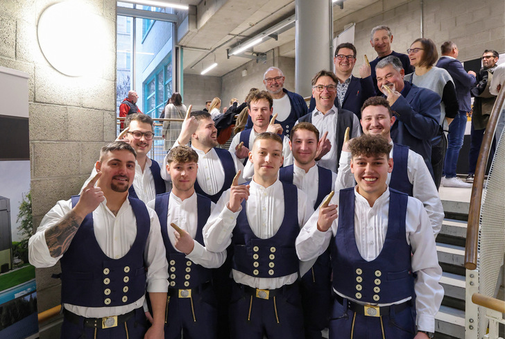 Stuttgarter Goldfinger: die 12 Blechmasters 2026 mit Ausbildern und Schulleitern