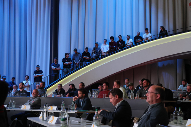 Interessierte Teilnehmer verfolgten das Geschehen im Berner Kursaal