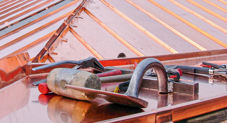 Eindeckung eines Walmdachs mit Stehfalzscharen aus Kupfer