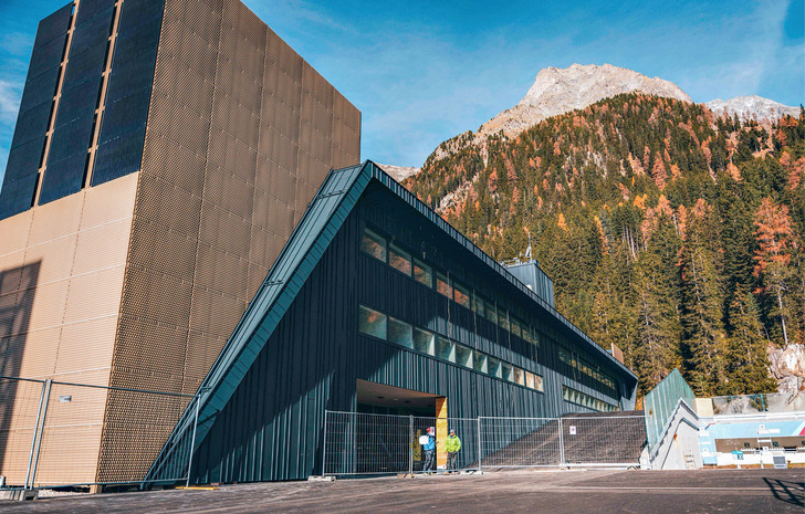 Die dunklen Falzprofile bilden einen schönen Kontrast zu den Streckmetallplatten der Fassade