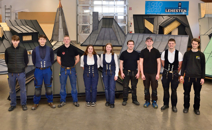 Meisterliche Dachmodelle: Zur Prüfungsaufgabe gehörte die  Herstellung einer individuellen Doppelstehfalzdeckung mit Dachgaube und/oder Schornsteinkopf