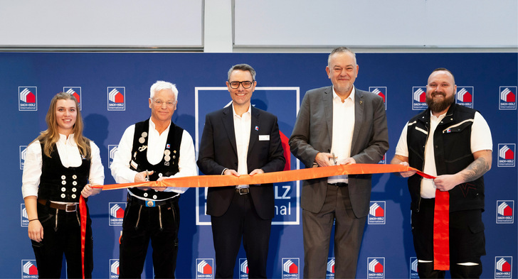 Messestart: D+H Gesicht Zimmerer-Gesellin Theresa Damm, Peter Aicher (Vorsitzender Holzbau Deutschland Bund Deutscher Zimmermeister), Tobias Gröber (Vorsitzender der Geschäftsführung der GHM Gesellschaft für Handwerksmessen), Dirk Bollwerk, (Präsident Zentralverband des Deutschen Dachdeckerhandwerks), sowie Messegesicht Dachdeckermeister Dominik Nöcker