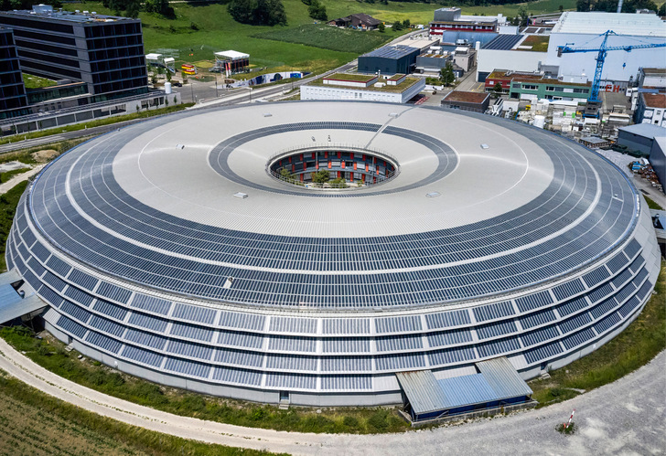 Die Solarzellen sorgen nicht nur für Energie: Dank besonderer Technologie lassen sie sich auch aufheizen, um winterliche Schneefälle einfach wegzuschmelzen