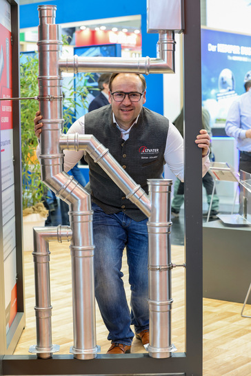 Simon Altvater präsentiert das neue Ablaufrohrsystem