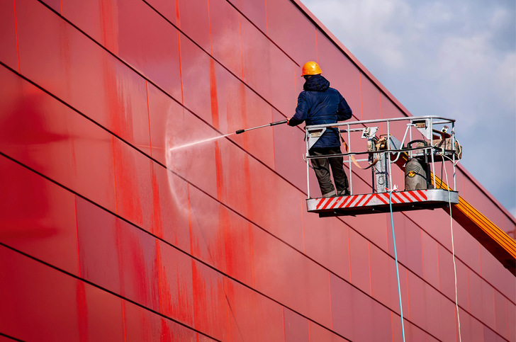 Reinigung einer Fassade per Hebebühne