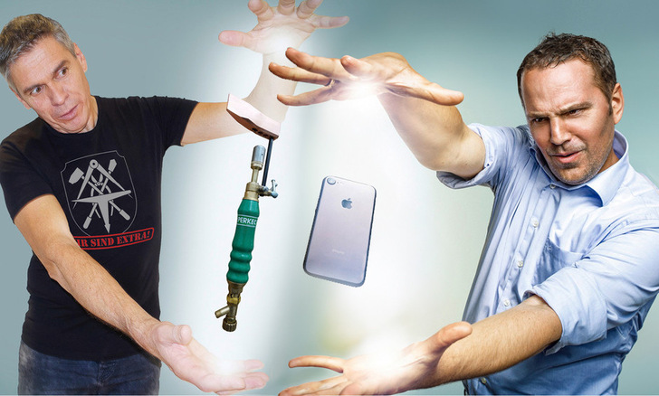 Flashback in die Zukunft oder  Lötkolben versus Smartphone. Das legendäre BAUMETALL-Aufmacherbild von damals beweist: Digitalisierung ist keine Frage der Technik, sondern des Mindsets. Hier findet der Dialog zwischen Andreas Buck und Christian Bredlow seine hochspannende Fortsetzung.