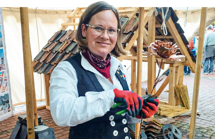Coletta im Ehrenamt: Hier mit Kupferrose für die Dachdecker-Innung auf dem Wesel-Hansefest