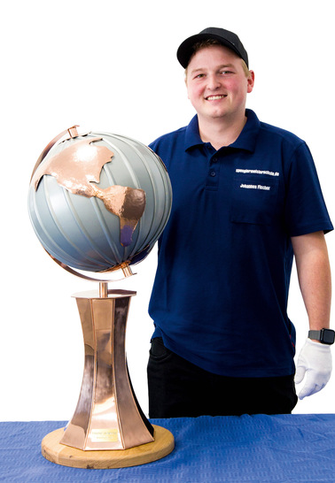 Johannes Fischer präsentiert seinen 2026er-Meisterglobus