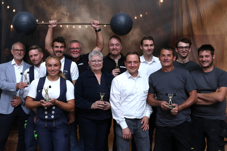 Die Fassadenheros mit den glücklichen Gastgebern Andreas Votteler und Thorsten Haas (4. u 5. v. r.) bei Barth in Renningen