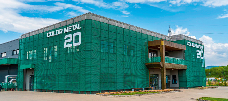 Das Color-Metal-Hauptgebäude mit Eingang, Büros und Verkaufsshop für Kleinteile und Werkzeuge