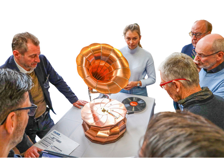 Mit viel Leidenschaft und über 122 000 Followern auf Instagram wirbt Spenglermeisterin Jennifer Konsek auf Instagram für ihr Handwerk. Das Prüfungsobjekt der Münchnerin schaffte es in die Endrunde der „Meisterstücke des Jahres“, wo es von der  Wettbewerbsjury mit dem Goldenen Kreuzschweifhammer ausgezeichnet wurde (unten)
