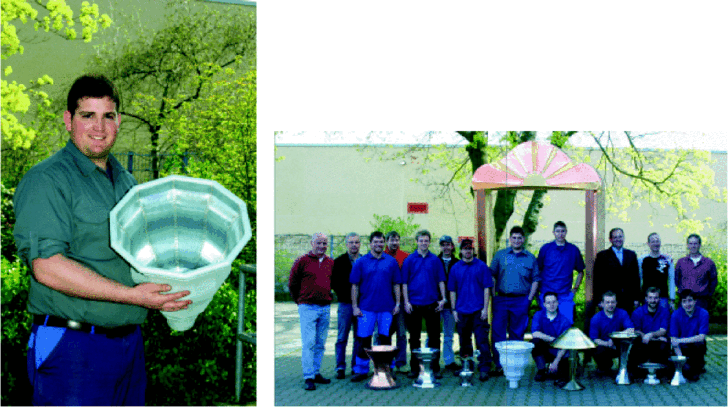 Stolz präsentiert Spenglermeister Martin Schwarz aus Windsbach sein Meisterstück. Der sandgestrahlte Wasserfangkasten aus Titanzink entstand in der Spenglermeisterschule der Handwerkskammer Unterfranken in Schweinfurt. Nach dem Meisterkurs 2006/2007 freuten sich über die bestandene Prüfung (v.l.): Vorsitzender des Meisterprüfungsausschusses Franz Kimmel, MPA-Mitglied Peter Klein, Norman Kahl, MPA-Mitglied Michael Bissert, Michael Hinkl, MPA-Mitglied Dieter Marhofer, Martin Sengleitner; Martin Schwarz, Sebastian Haas, Schulleiter Matthias Dingfelder, Kursleiter Arno Fell und MPA-Mitglied Jürgen Schuler sowie kniend (v.l.) Martin Eid, Bogdan Kubicki, Sebastian Weigel, Stefan Friedrich.
