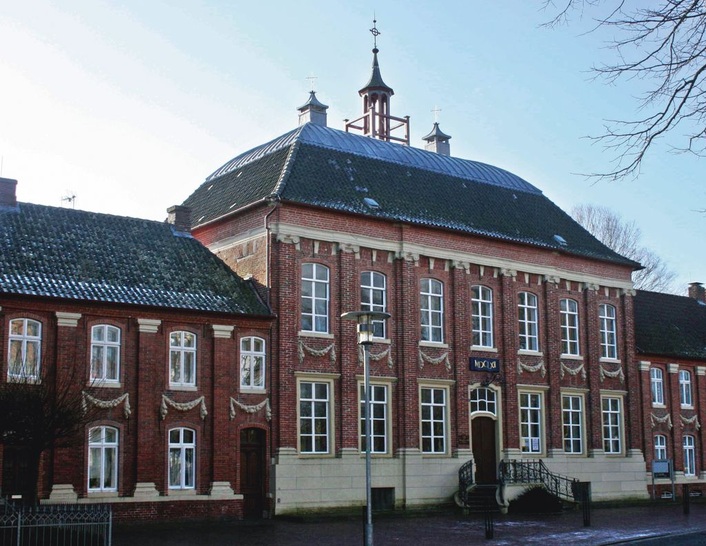 Zurück zu den handwerklichen Wurzeln: Bei der Sanierung der Nordener Mennonitenkirche haben sich die Projektbeteiligten ganz bewusst für die Rückkehr zu ursprünglichen Materialien und Methoden entschieden. Diese Entscheidung genügt nicht nur höchsten funktionalen und ästhetischen Ansprüchen. Zudem ist dieses Vorgehen auch wirtschaftlich sinnvoll