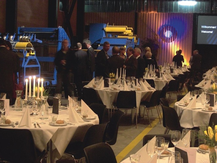 Anlässlich der feierlichen Eröffnung im März 2008 durfte Geschäftsführer Renato Romagna zahlreiche Kunden und Lieferanten aus vielen Ländern Europas und den USA zu einem festlichen Candlelight-Dinner in der neuen Forstner-Montagehalle begrüßen
