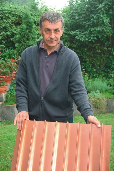 Bernhard Beck präsentiert das auf einer Wellenfaltmaschine hergestellte “Energieprofil“, auf dessen Rückseite Kupferrohre aufgelötet wurden
