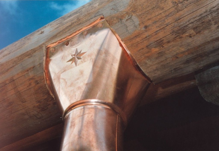 Grömo meets Holzrinne: Ein Kupferstutzen an einer hölzernen Dachrinne ermöglicht den Anschluss an handelsübliche Kupferrohre - © K.Walter

