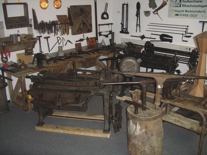 Dem Besucher des Flaschnerstüble vermittelt René Engelhardt die Standards einer historischen Klempnerwerkstatt aus der Nachkriegszeit ebenso wie moderne Blechbearbeitungstechnik
