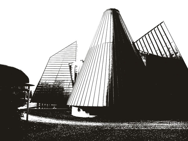 Reinhard Benninghoff aus Voerde am Niederrhein erkennt in der Suche nach einem “Apotheker-Zeichen“ für Klempner/Spengler/Flaschner/Blechner vorrangig das Ziel, eine von Süd nach Nord vereinheitlichte Berufs-Darstellung zu finden. Bereits auf der Heimfahrt vom XXL-Treffen kam ihm folgende Idee: “Wie wäre es mit dem Klempnermuseum als Zeichen? Durch seine Vielfalt an Formen und Farben sowie der Einzigartigkeit wäre es doch ein sehr tolles Markenzeichen. Es ließe sich in sämtlichen Formaten und Qualitäten herstellen und besitzt einen sehr hohen Wiedererkennungswert, da einzigartig. Zudem würde durch die Veröffentlichung der Bekanntheitsgrad des Museums gesteigert und wir hätten mit diesem Zeichen Dach, Fassade und Innenraumgestaltung (natürlich nur bei Besichtigung zu erkennen) abgedeckt und dargestellt“
