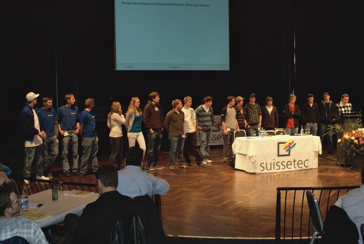 Die 17 Finalisten des suissetec-Kreativwettbewerbes für Spenglerlernende. Als suissetec-Fachbereichsvorstand erleutert Spenglermeister Gregor Bless den Wettbewerb
