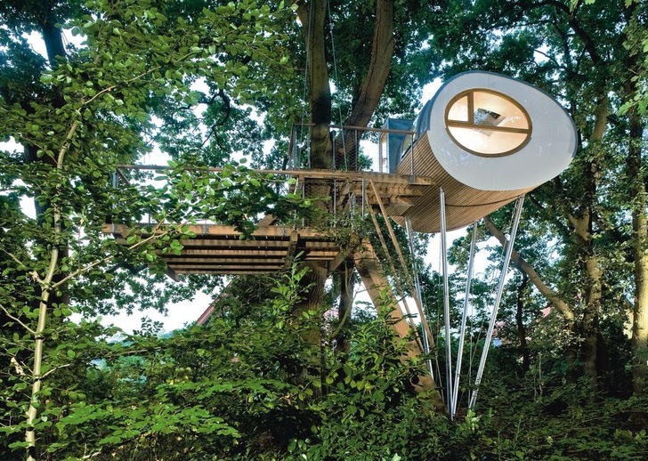 <p>Titanzink und Eichenholz erzeugen robuste Kontraste und steigern die Lebenserwartung der ausgefallenen Bauwerke</p> - © Baumraum, Bremen