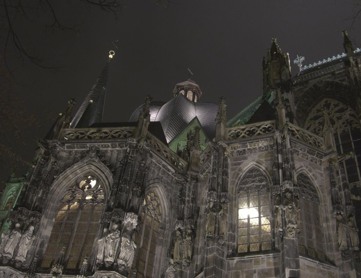 Mit einer Breite von 15 m, einer Länge von 32 m und einer Höhe von 45 m bestimmt der Bau das Stadtbild. Der Aachener Dom wurde aufgrund seiner baulichen Besonderheiten im Jahre 1978 als erstes deutsches Denkmal in die Liste der Weltkulturerbe der Unesco aufgenommen