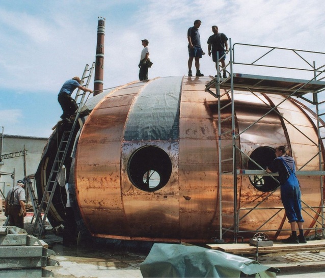 Vergoldete Zwiebeltürme sind das Markenzeichen von Hundertwasser und im Abendland ein paradiesisches Symbol. Die vergoldete Kupfer-Kugel des 35 m hohen Kuchl-bauer-Turmes ist das neue Wahrzeichen der Stadt Abensberg Fotomontage