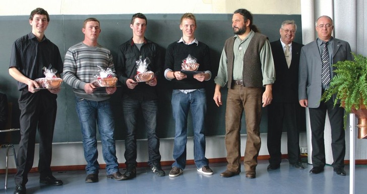 Die Klempnergesellen Ulrich Nesper, Anatol Breiner, Jürgen Schober, Roland Böttcher gemeinsam mit Berthold Zürn (KME), Manfred Decker und Robert Smejkal, Leiter der Fachgruppe Klempnertechnik des Fachverbandes Sanitär-Heizung-Klima Baden-Württemberg