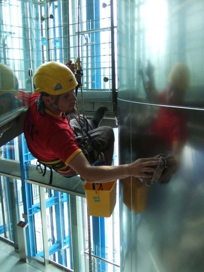 Hohes Handwerk mit Seil und Karabiner

wo Gerüstbauer und Kranführer an kniffligen Höhenarbeiten verzweifeln, erobern Industriekletterer neue Arbeitsfelder und das ohne Probleme per Seilzugang.