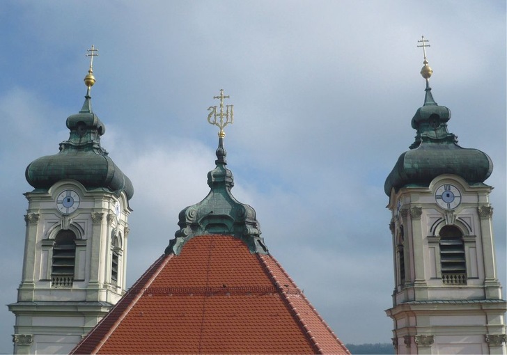 Ottobeuren wurde um 764 als Familienkloster gegründet. Die Dachspitze am Zwiebelaufsatz verrichtete über 250 Jahre gute Dienste