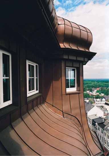 Die EnEV stellt mit den bedingten Bauteilanforderungen den Rahmen gerade auch für die Sanierung von Dächern und Fassaden - © Foto: KME

