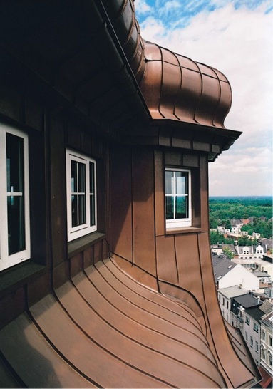 Die EnEV stellt mit den bedingten Bauteilanforderungen den Rahmen gerade auch für die Sanierung von Dächern und Fassaden