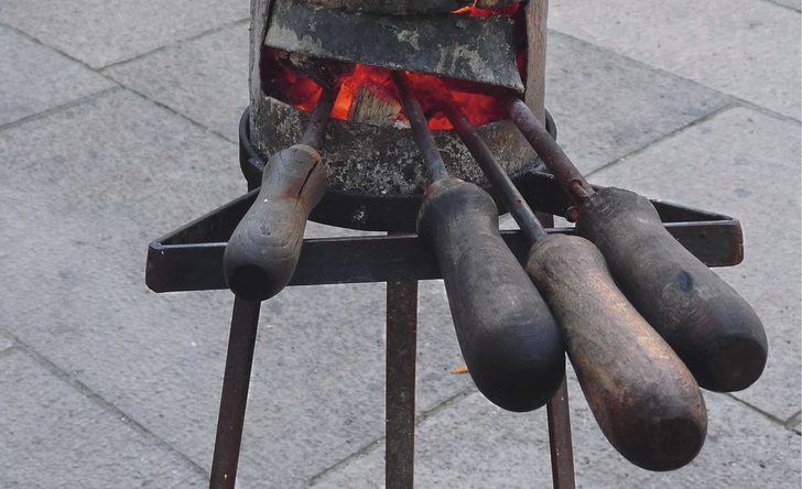 Klempner haben seit jeher mehrere Eisen im Feuer, hier sind es historische Lötgeräte
