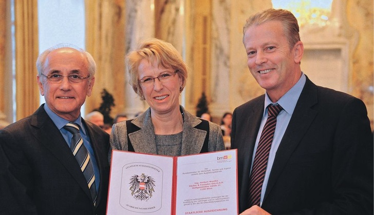 Kommerzialrat Ing. Herbert Wocilka, Prokuristin Christine ­ Neduchal sowie Minister Dr. Reinhold Mitterlehner bei der Urkundenverleihung