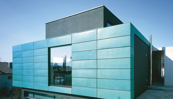 Wartungsfrei und langlebig — Patinierte Kupferpaneele verleihen der Fassade eine eigene Note