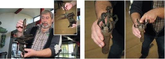 Wilhelm Bagge zeigt im Klempnermuseum betagte Hilfsmittel, deren Verwendungszweck er nicht genau kennt
